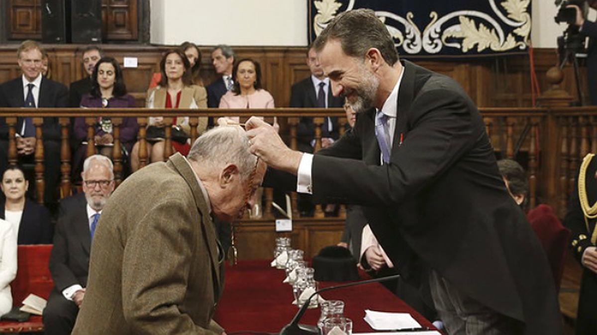 L’escriptor Juan Goytisolo critica en el seu discurs la marca Espanya, els desnonaments i la pobresa infantil.