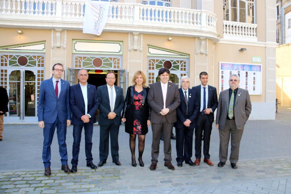 Imatge de les autoritats davant el Teatre Jardí de Figueres