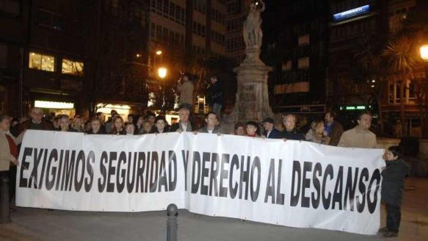 Concentración de los vecinos de la plaza de Santa Catalina contra el &#039;botellón&#039; que allí se realizaba.