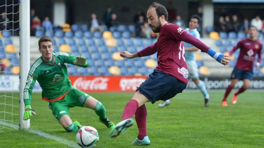 Iván Villar, del Celta B, tapa la portería ante un disparo del granate Jacobo. // Gustavo Santos