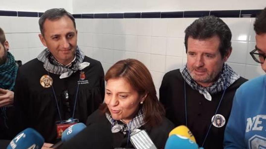 Isabel Bonig atiende a los periodistas ayer en Alicante en presencia de Císcar y César Sánchez.