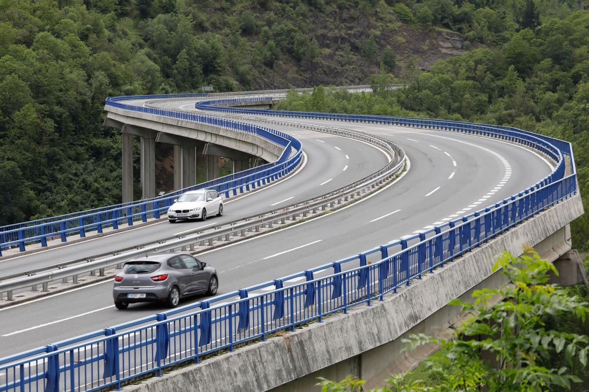 AUTOPISTA DEL HUERNA. VIADUCTO DEL HUERNA SOBRE CAMPOMANES.