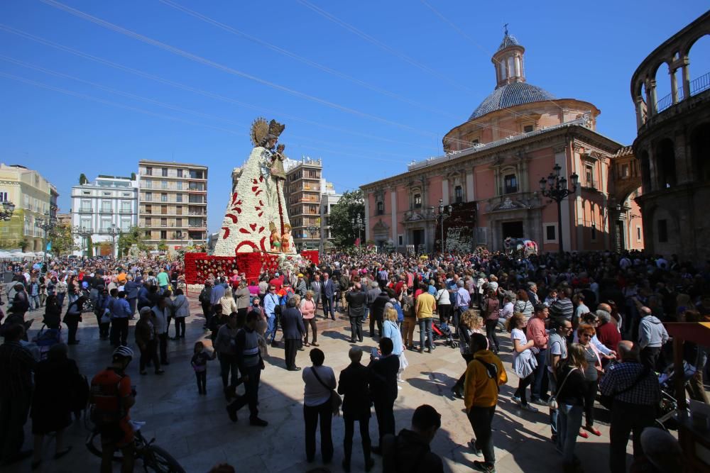 Miles de personas han acudido este lunes a visitar a la Virgen de los Desamparados