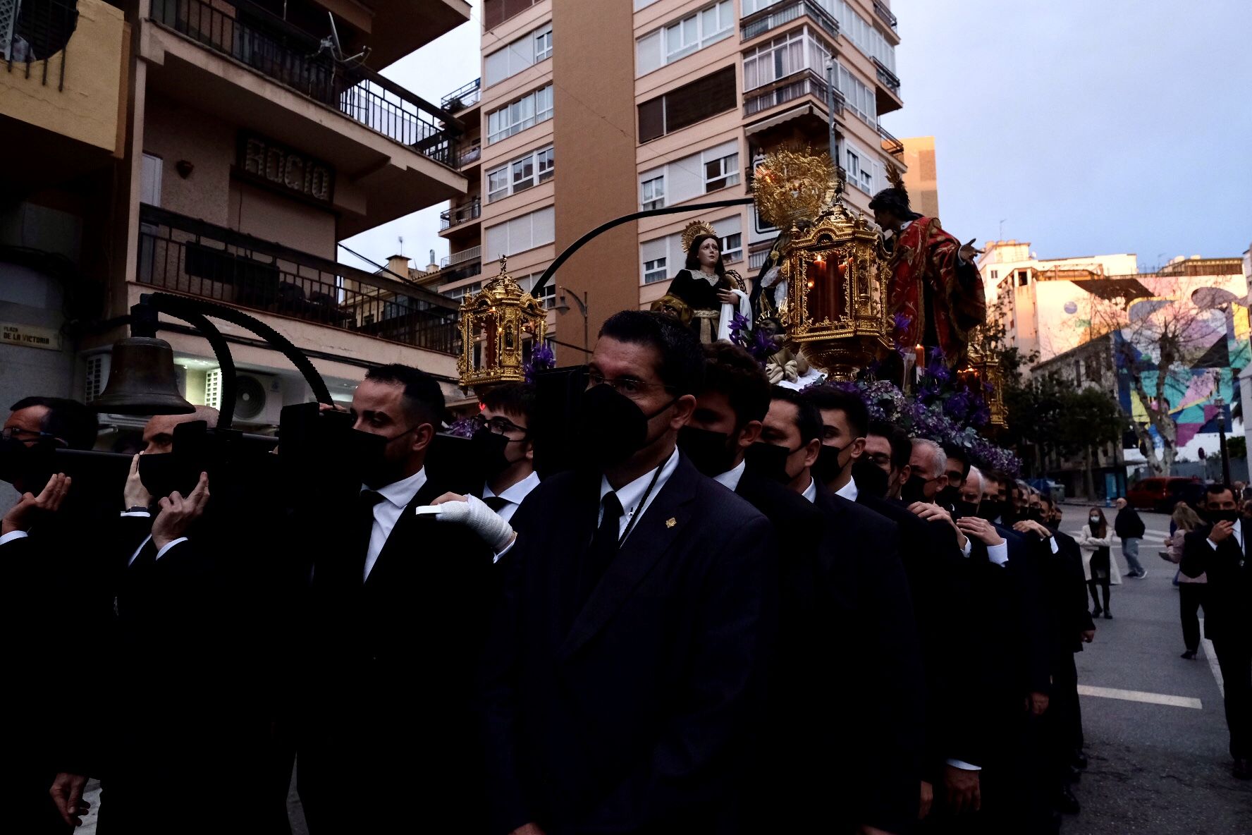 El Yacente de la Paz y la Unidad, junto a las imágenes de Santa María del Monte Calvario, San Juan Evangelista y María Magdalena, la XIV Estación