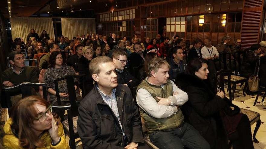 Asistentes a la asamblea de socios del Chas, ayer, en los locales del centro ecuestre.