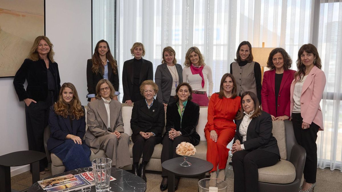 De izquierda a derecha, Laura Ros, Iulene Servent, Marta Coca, Maite Sanchís, Ainhoa Moll, Rita Almela, Gemma Martínez, Mayka Sánchez, sentada en primera fila, Julia Espona, Margarita Salvans, en el centro, la vicepresidenta de PI Arantxa Sarasola, a su izquierda Maria Lluïsa Martínez Gistau, Marta Labata y Isabel Carmona.