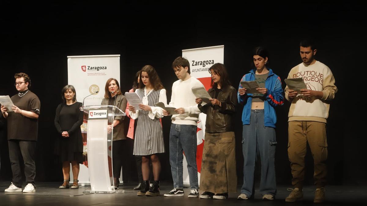 Los alumnos de la Escuela Municipal de Teatro leyendo el manifiesto de este año.