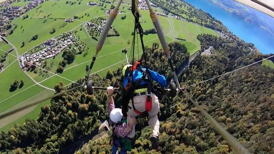 Parapente: Se lanza sin arnés y se aferra a la vida