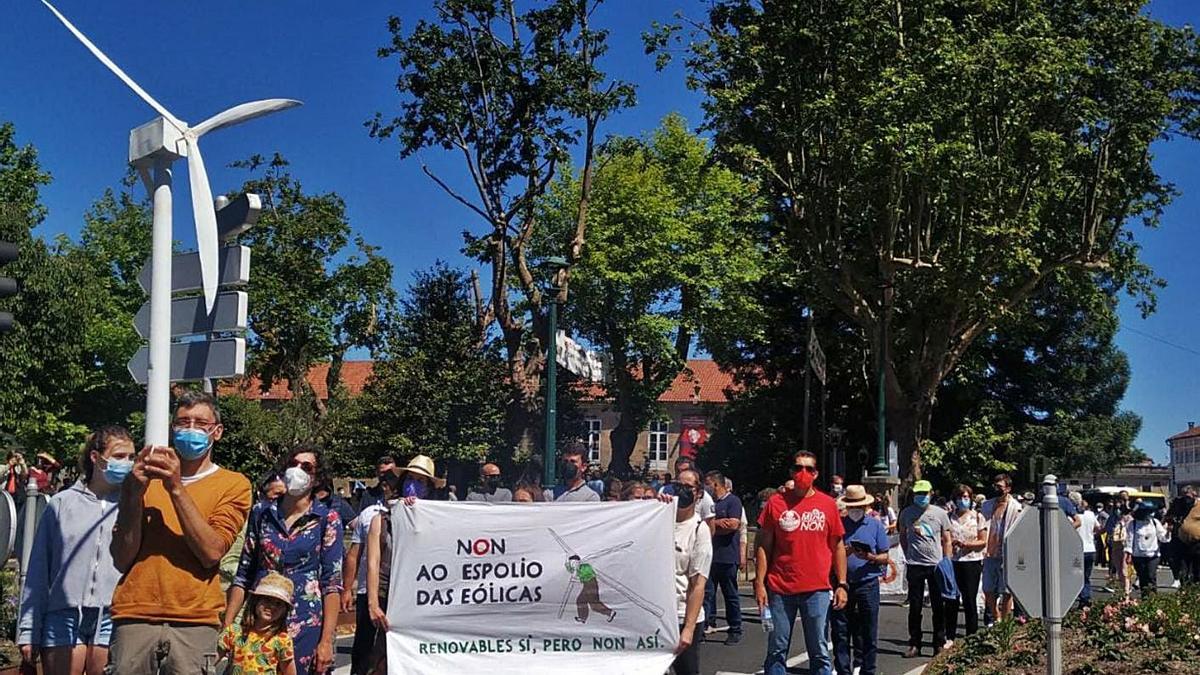 Miembros de plataformas de las comarcas ayer, en la protesta en Santiago. |   // AFECTADAS/OS EÓLICOS VILA DE CRUCES