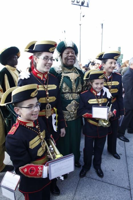 Una multitud recibe a los Reyes Magos en Gijón.