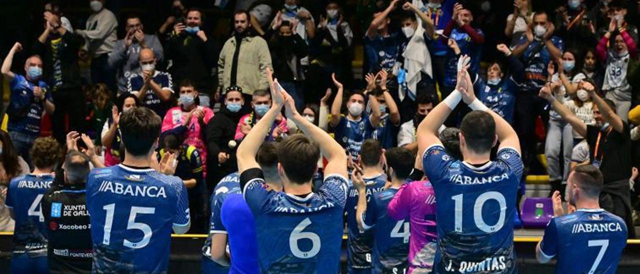 Los jugadores del Cangas saludan a sus aficionados tras ganar al Ademar León en el partido de cuartos de final de la Copa del Rey, en marzo en Antequera. |  // J.L.RECIO