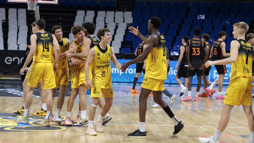 Los jugadores del CB Canarias se felicitan tras la victoria de ayer. | CBC
