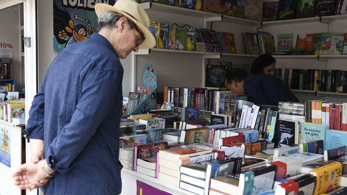 Un hombre busca lecturas en la Feria del Libro de Zamora.