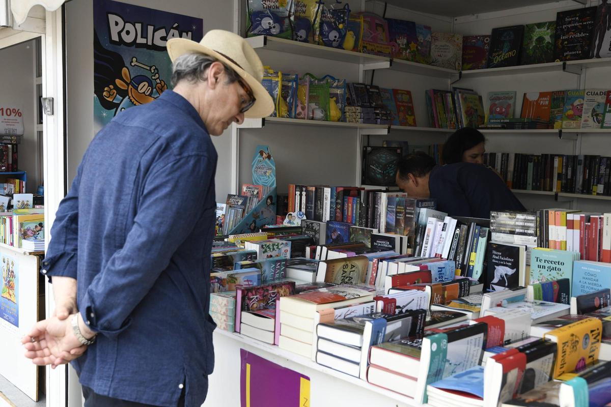 Un hombre busca lecturas en la Feria del Libro de Zamora.