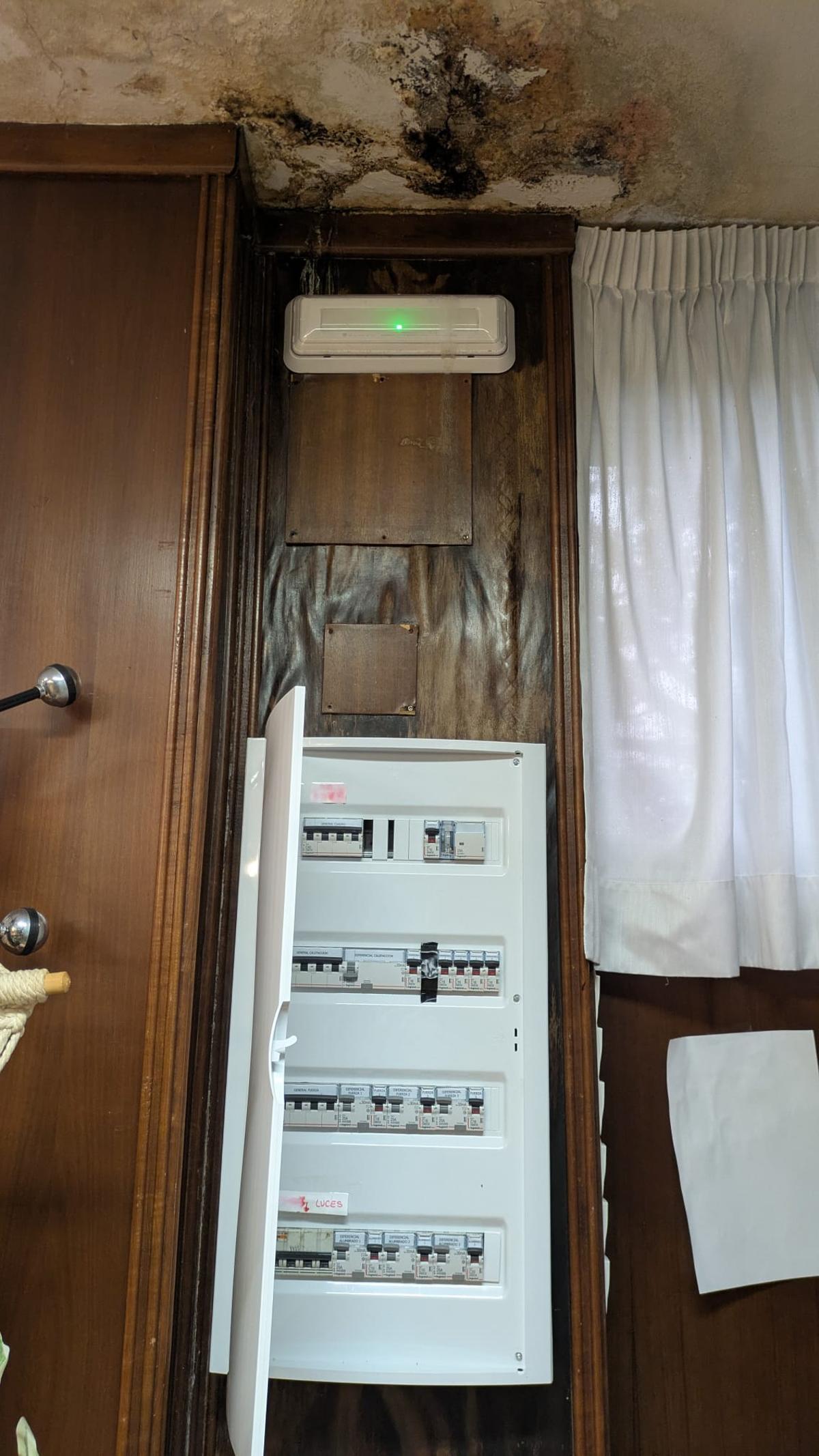 Humedades en el aula de lectura.