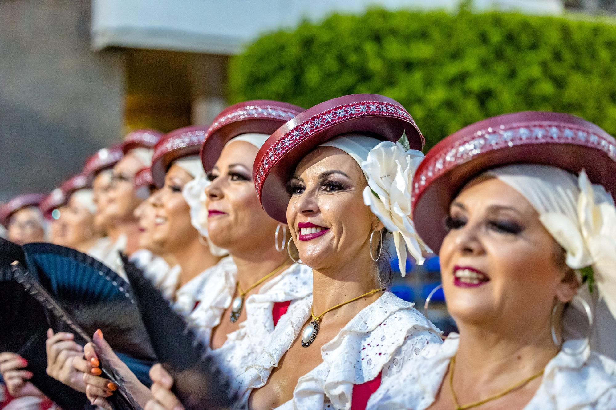 Las once compañías de la cruz recorren las calles ante la atenta mirada del público que volvió a sentir el vibrar de la música | Como en el Desfile moro, el boato lo formaron Reyes que ostentaron el cargo en años anteriore