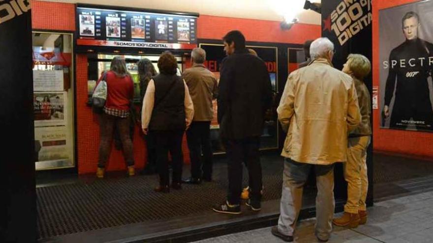 Cola de espectadores en uno de los cines de la capital.