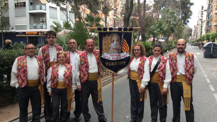 Los vestidors, antes de desfilar delante de la fallera mayor