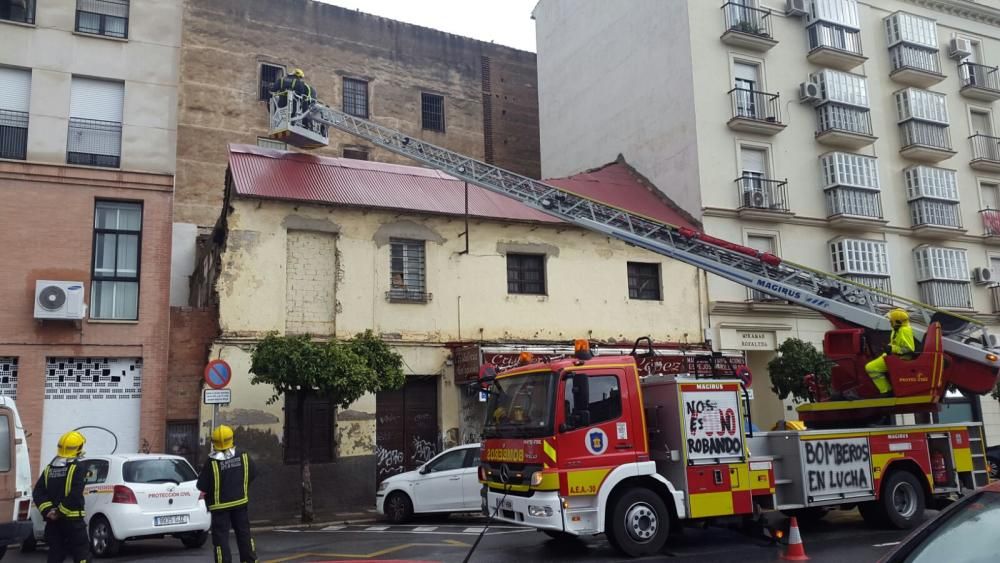 Actuación de bomberos por riesgo de caída de un techo en la avenida de la Rosaleda.