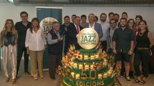 Foto de familia de The Project, empresa organizadora del Voll-Damm Festival de Jazz de Barcelona, con los representantes políticos y de Estrella Damm, este viernes en Barcelona