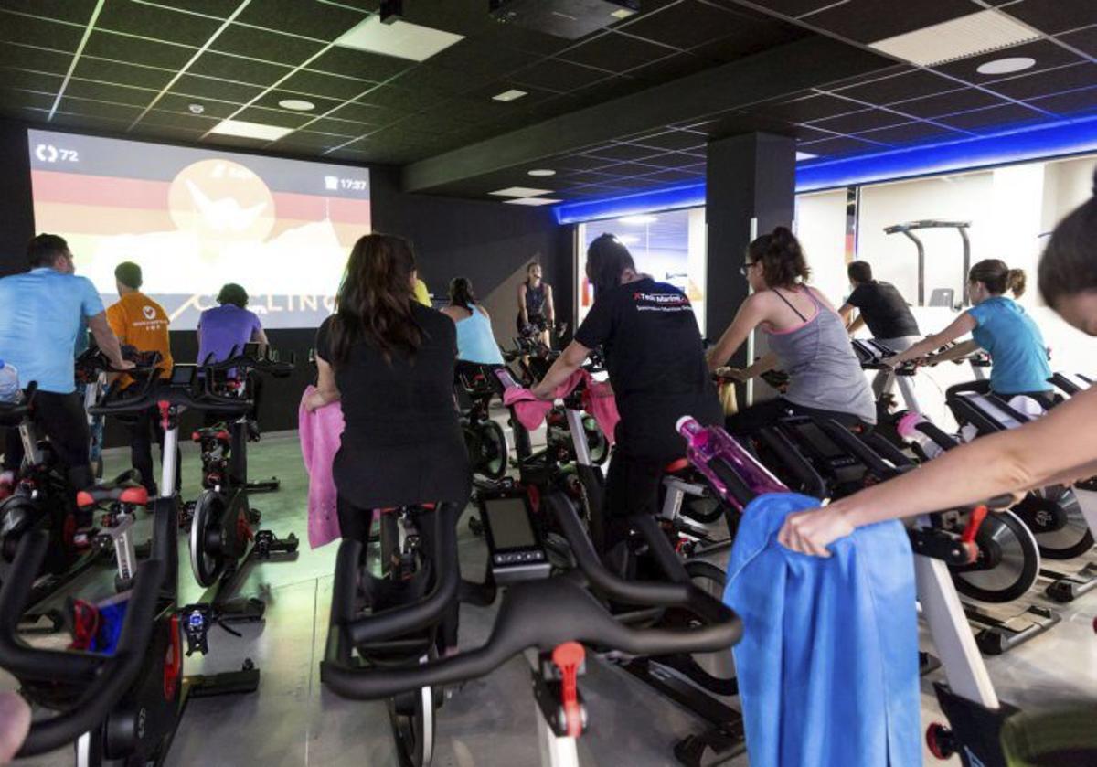 Gemeinsames Indoor Cycling im VivaGym.  | FOTO: FB VIVAGYM