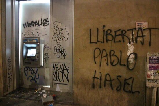 Nova nit de protestes i destrosses a Barcelona per la llibertat de Hasél