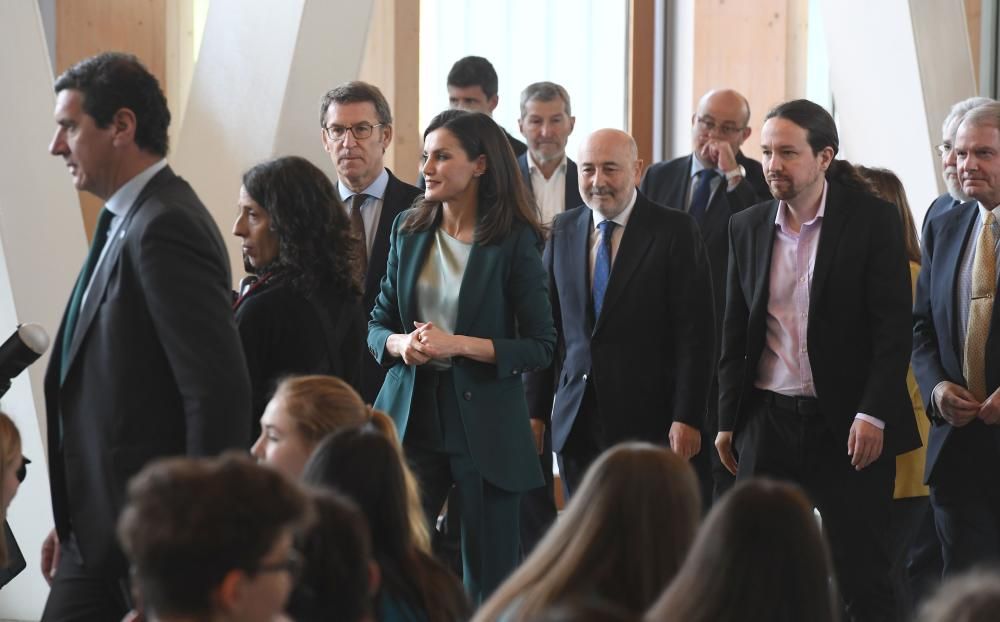 El vicepresidente del Gobierno, Pablo Iglesias, acompaña a la monarca en las actividades que se desarrollan esta mañana en el centro Ágora, junto al presidente de la Xunta, Alberto Núñez Feijóo