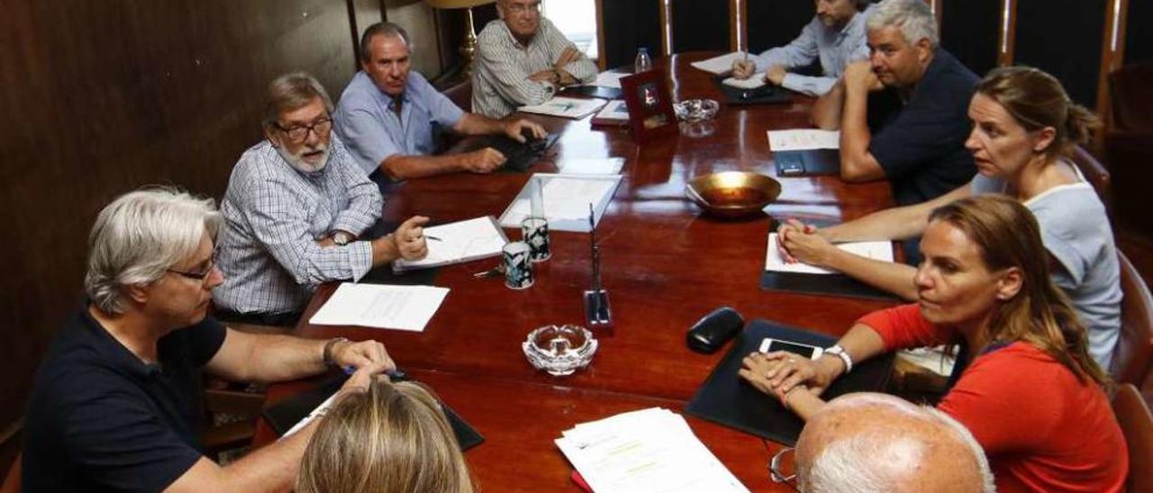 Primera reunión de la nueva directiva del Náutico, presidida por Ballesta (2º por la izquierda). // R. Grobas