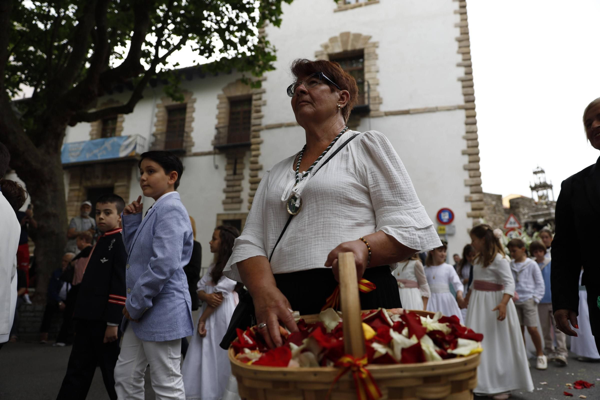Pétalos, incienso, niños... así fue la procesión del Corpus Christi en Gijón (en imágenes)