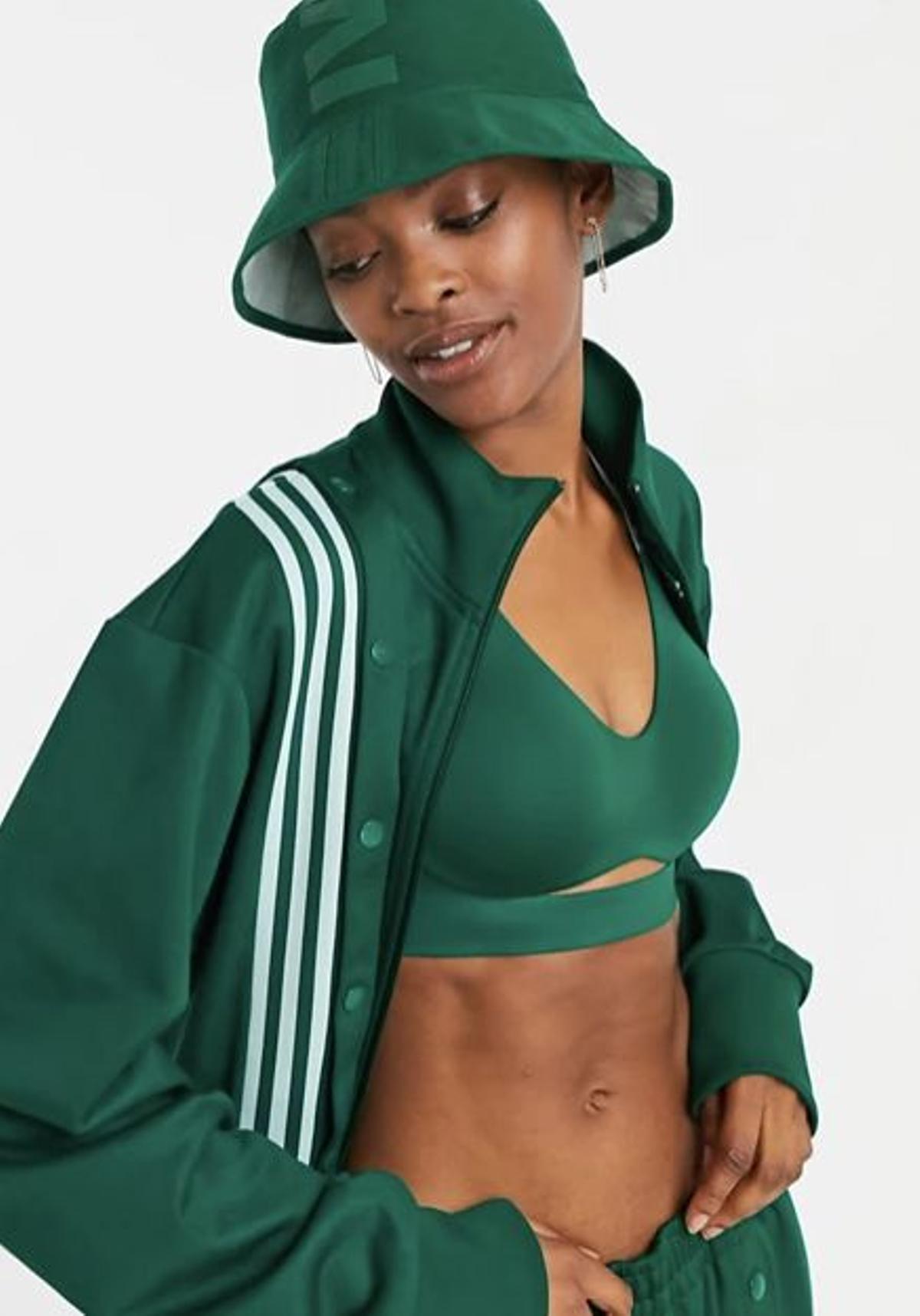 Sombrero de pescador verde oscuro reversible de adidas x Ivy Park