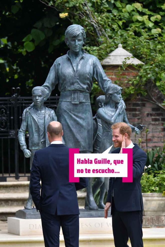 El príncipe Harry chincha al príncipe Guillermo frente a la estatua de Diana de Gales