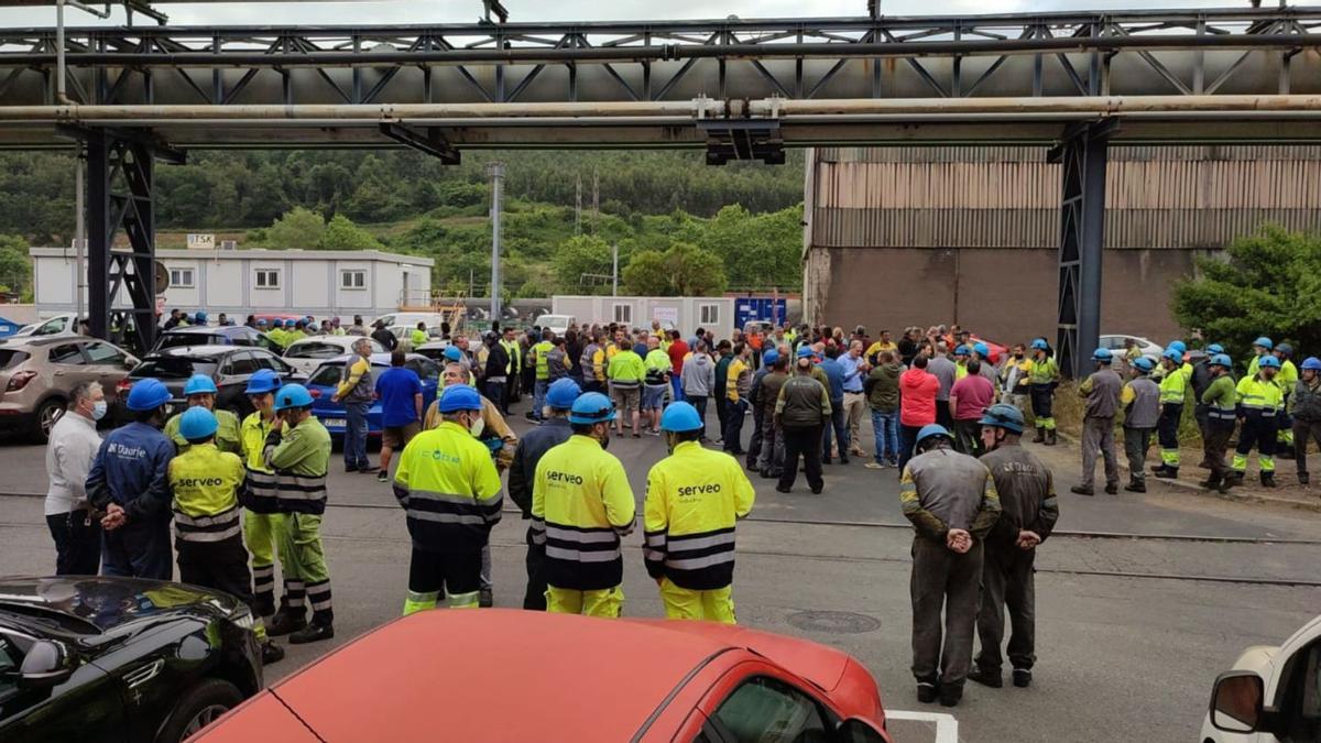 Concentración de trabajadores de Serveo, en las instalaciones de laminación de Arcelor en Avilés, en una imagen de archivo.