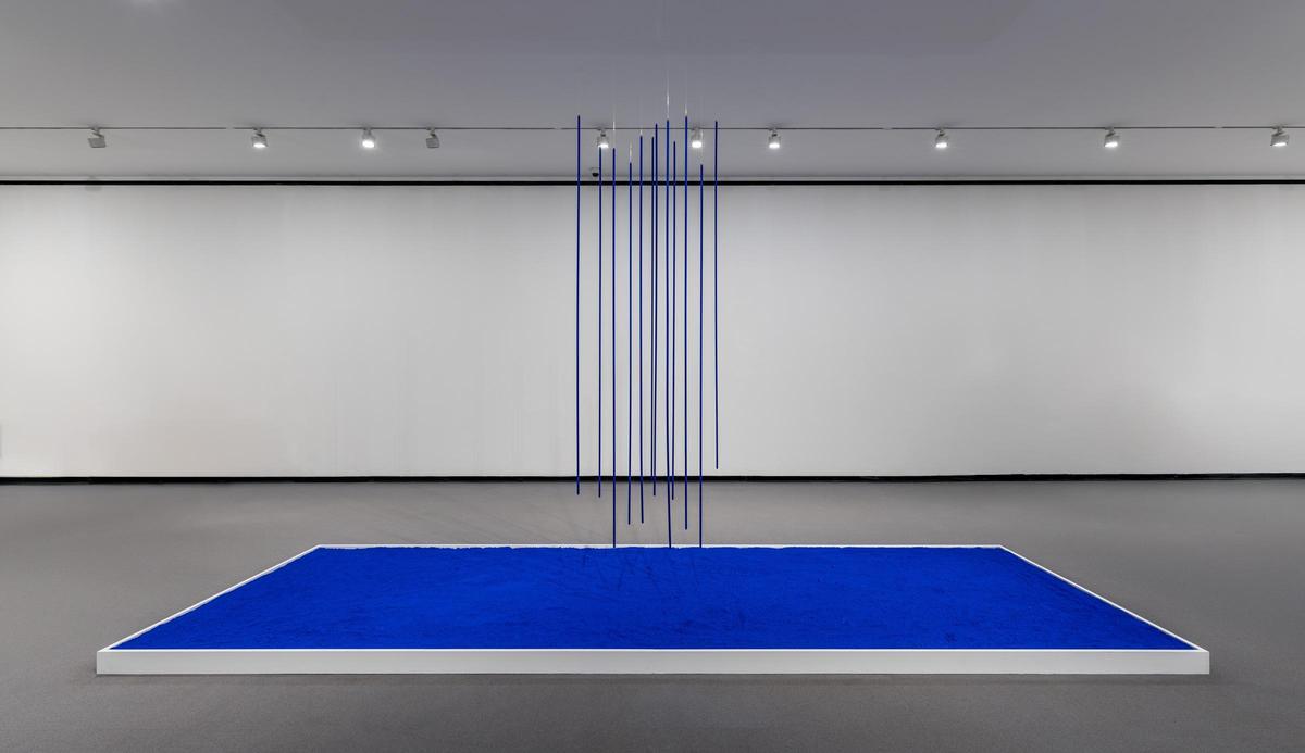 Eine Fläche voller blauer Pigmente von Internationalem Kleinblau, die anmutet wie ein Swimmingpool: Pigment pur [IKB], 1957 (edición póstuma, 2026)