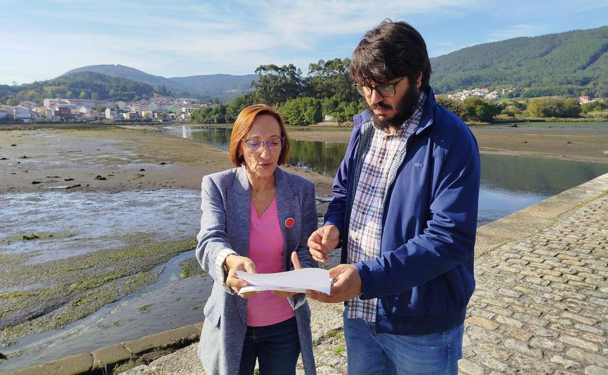 A deputada Rosana Pérez e o concelleiro Ricardo Suárez, en Noia.