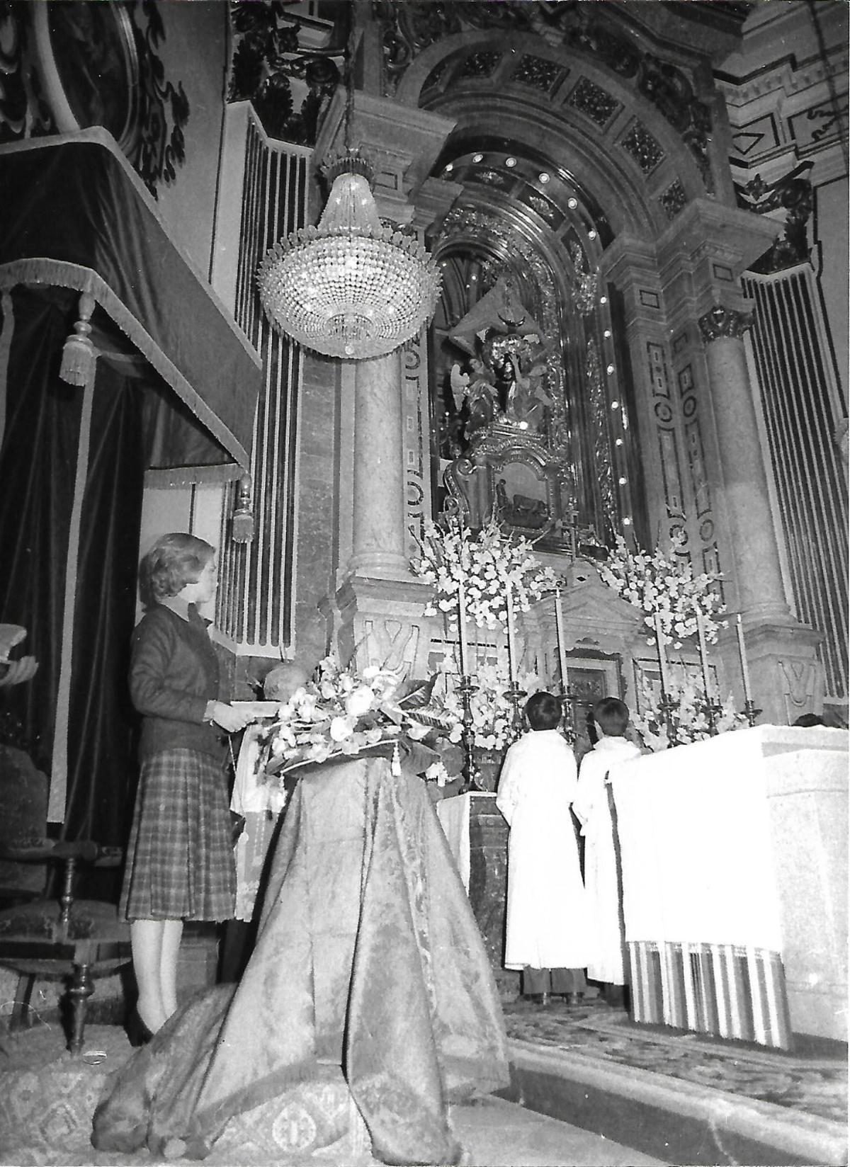 Fotografía que la Real Cofradía de la Virgen del Lledó le ha entregado este miércoles a la reina Sofía y que recoge su visita al templo en 1976.