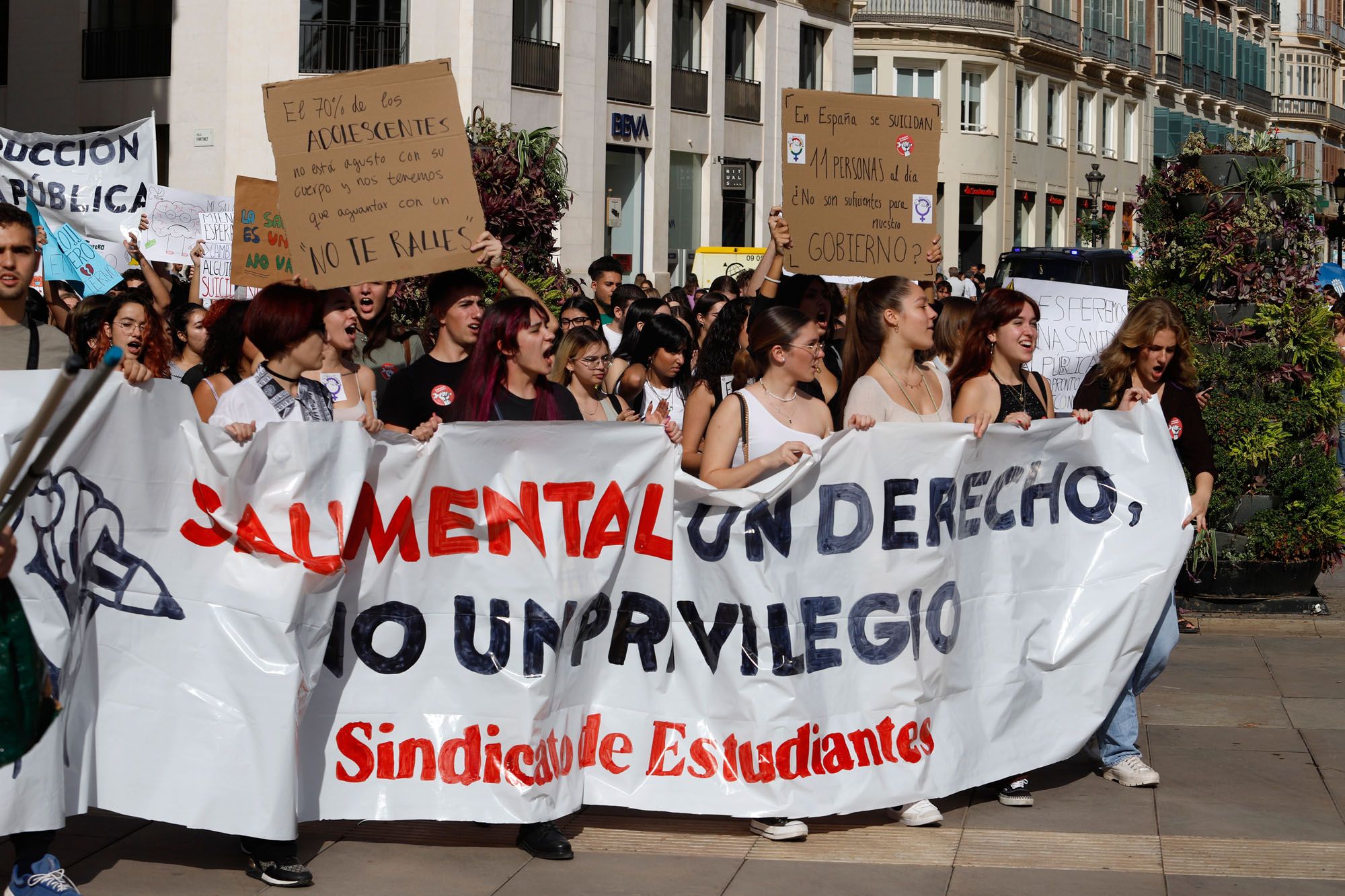 La manifestación estudiantil de Málaga por la salud mental, en imágenes