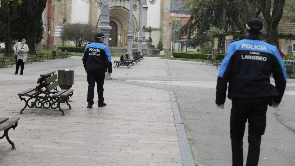 Agentes de la Policía Local patrullando por La Felguera.