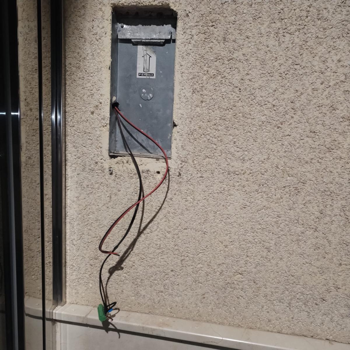 Imagen de uno de los telefonillos arrancados.