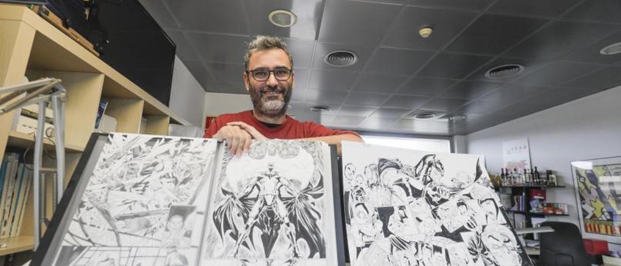 El dibujante y guionista Guillem March muestra algunos de sus trabajos para DC Comics en su estudio del Parc Bit