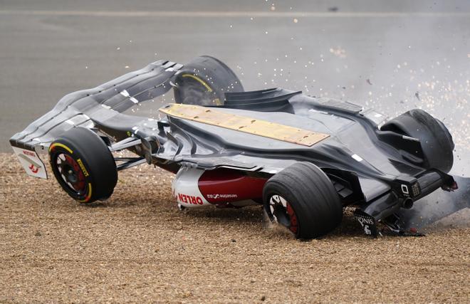 Así fue el terrible accidente de Guanyu Zhou en Silverstone, en imágenes