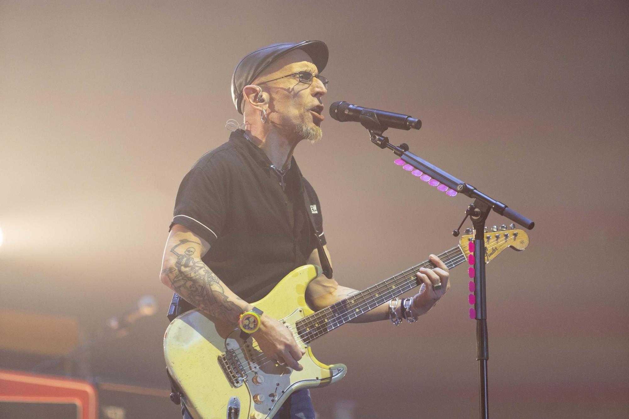 El Multiusos Fontes do Sar a los pies de Fito y sus fitipaldis