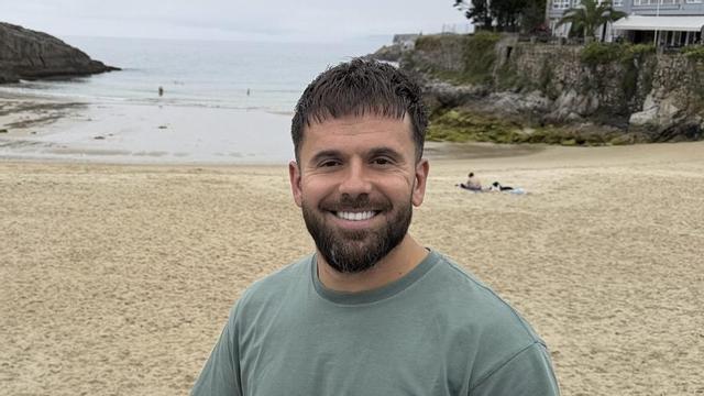 Aníbal González Anca, ante la playa de El Sablón, en Llanes. | RAMÓN DÍAZ