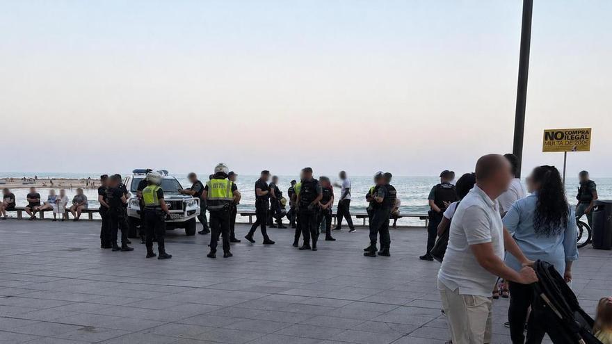 Despliegue conjunto de la Policía Local y la Guardia Civil en los paseos de Torrevieja para atajar la venta ilegal