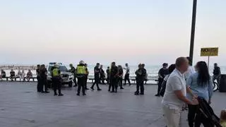 Torrevieja pide una orden de alejamiento del paseo Juan Aparicio para un vendedor ilegal detenido por agredir a un policía