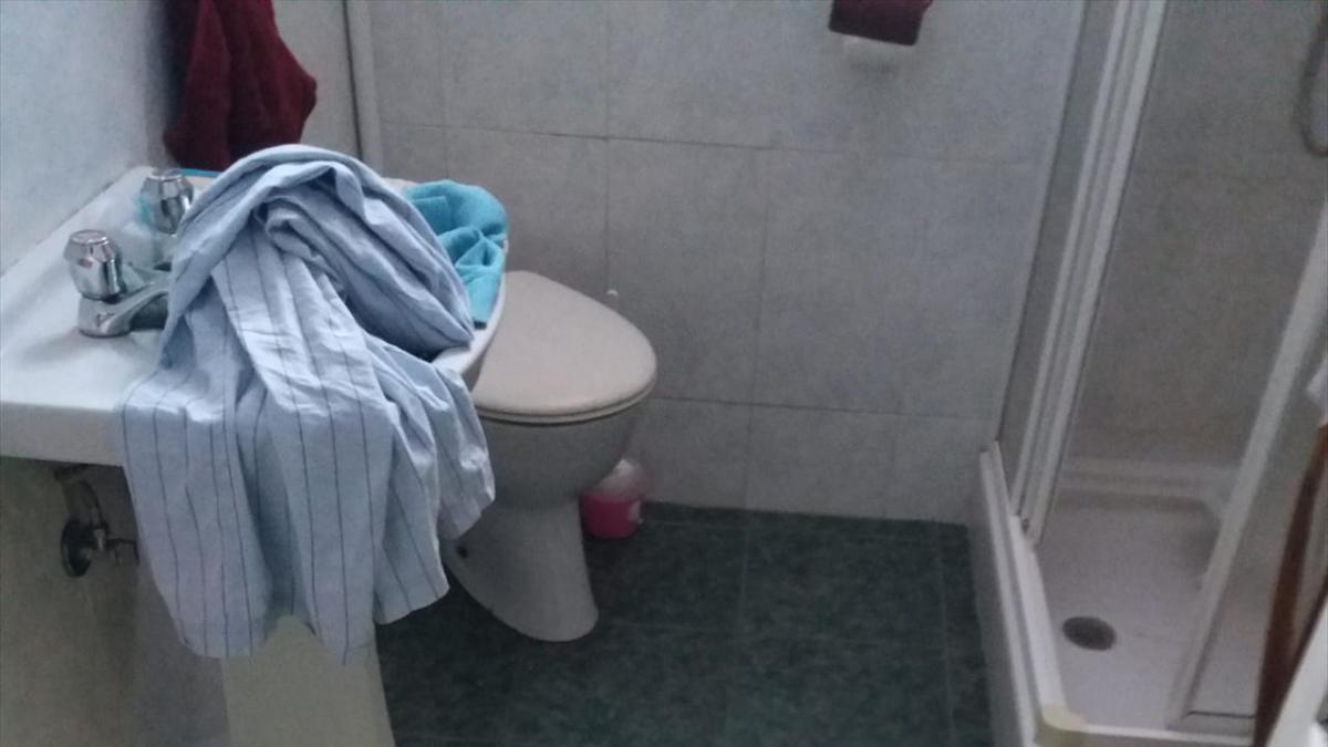 La víctima se precipitó al piso inferior tras ceder el suelo del baño. // Policía Local