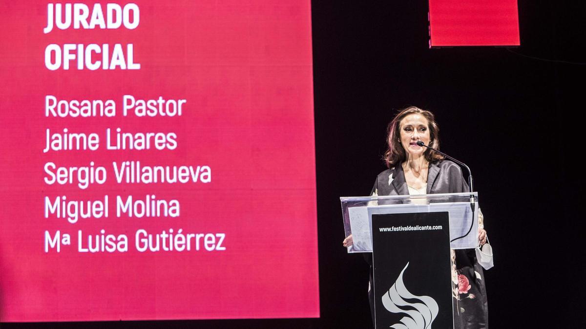 Rosana Pastor, presidenta del jurado, se dirige al auditorio.