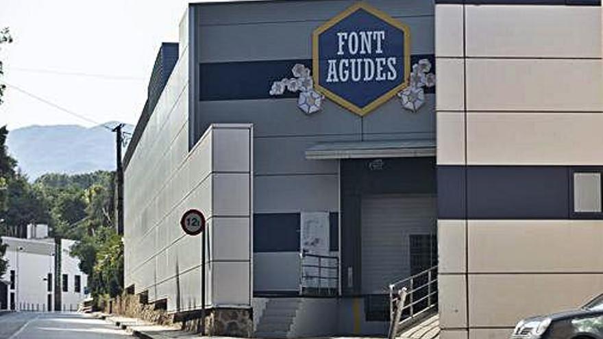La façana de la fàbrica embotelladora de Font Agudes.