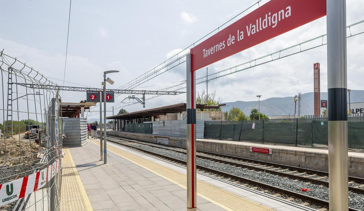 Obras paralizadas en la estación de Tavernes.