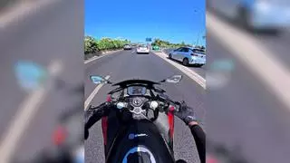 Un motorista graba una peligrosa incorporación de un coche en la autopista de Levante