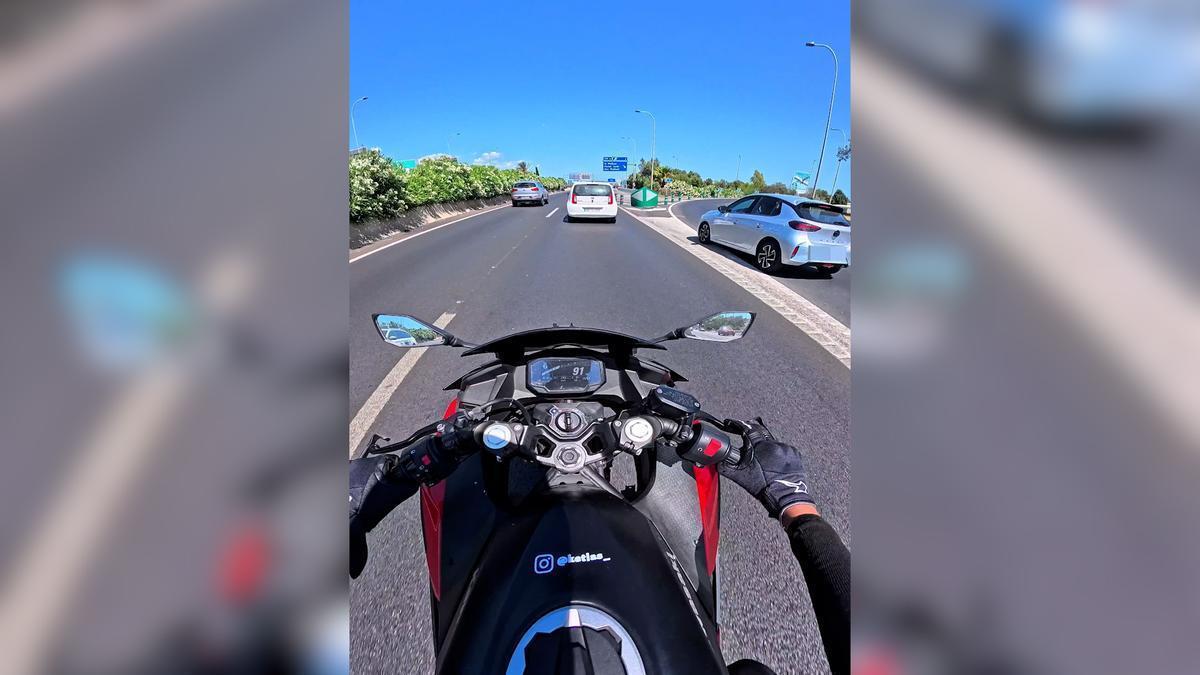 VÍDEO | Un motorista graba en Mallorca la peligrosa incorporación de un coche que estuvo a punto de provocar un accidente
